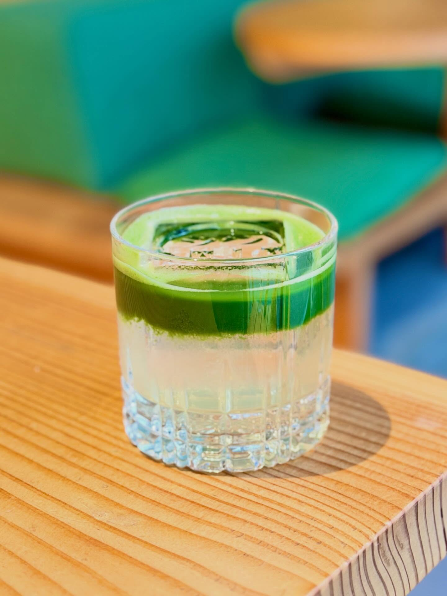 Heldere ijsvorm in een cocktailpresentatie