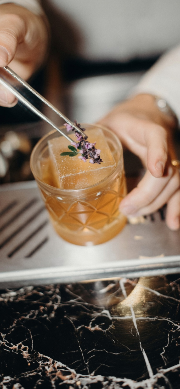 Kristalhelder ijs in een cocktail